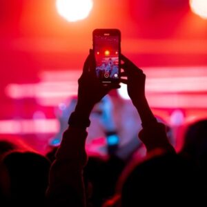 بیطرفی اولین قربانی ورود سلبریتیها به میدان روایت سازی است بیطرفی اولین قربانی ورود سلبریتیها به میدان روایت سازی است