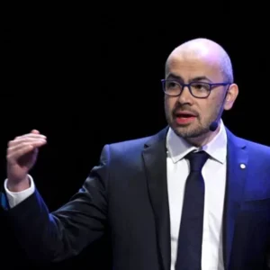 مدیرعامل گوگل دیپمایند: ادعای ساخت هوش مصنوعی در سطح دکترا بیمعنی است مدیرعامل گوگل دیپمایند: ادعای ساخت هوش مصنوعی در سطح دکترا بیمعنی است