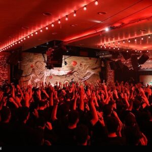 هنرمند یا مربی؟ تحلیل قدرت ماندگار مداحی در عصر بحران معنا هنرمند یا مربی؟ تحلیل قدرت ماندگار مداحی در عصر بحران معنا