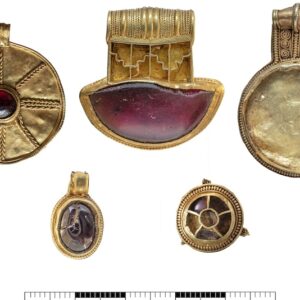 کشف جواهرات آیینی ۱۴۰۰ ساله در انگلستان کشف جواهرات آیینی ۱۴۰۰ ساله در انگلستان