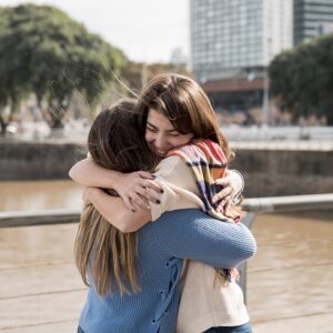 اگر احساس می‌کنید به یک آغوش نیاز دارید بخوانید