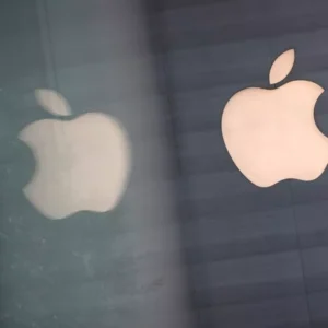 بلومبرگ: کارمندان اپل می‌گویند این شرکت در توسعه هوش مصنوعی دو سال از رقبا عقب‌تر است