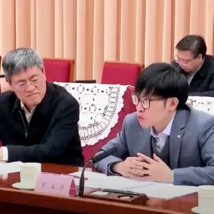 بنیانگذار هوش مصنوعی DeepSeek در آستانه تبدیلشدن به قهرمان ملی مردم چین بنیانگذار هوش مصنوعی DeepSeek در آستانه تبدیلشدن به قهرمان ملی مردم چین