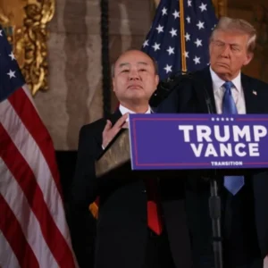 سافت‌بانک ۱۰۰ میلیارد دلار در بخش فناوری آمریکا سرمایه‌گذاری می‌کند