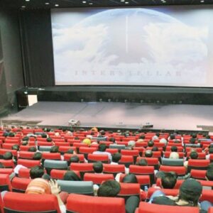 سینماها در حال اکران فیلمهای روی پردهاند سینماها در حال اکران فیلمهای روی پردهاند