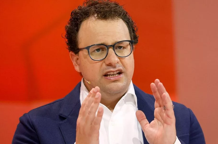 مدیرعامل آنتروپیک: هوش مصنوعی میتواند 50 درصد از مشاغل دفتری ابتدایی را از بین ببرد مدیرعامل آنتروپیک: هوش مصنوعی میتواند 50 درصد از مشاغل دفتری ابتدایی را از بین ببرد