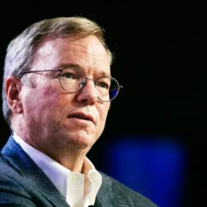 مدیرعامل سابق گوگل آمریکا را در زمینه هوش مصنوعی نظامی از رقبا عقب‌تر می‌داند