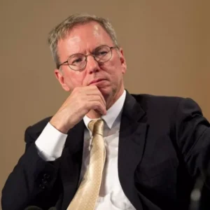 مدیرعامل سابق گوگل می‌گوید در شرایط خطرناک باید بتوانیم هوش مصنوعی را خاموش کنیم