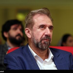 هر ایرانی برای استقلال کشور از هیچ فداکاری دریغ نمیکند هر ایرانی برای استقلال کشور از هیچ فداکاری دریغ نمیکند