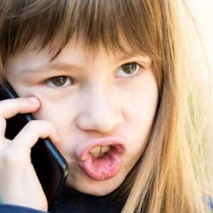 کودکم دائما فحش می‌دهد، چه کنم؟