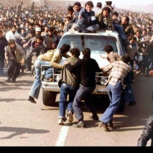 75 درصد از اسناد انقلاب پنهان است