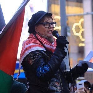 بازیگر هالیوودی: حمله به ایران را متوقف کنید