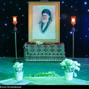 خدای خامنه‌ای زنده است، ای مردم