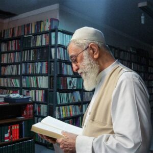 عکس دیده نشده از امام خامنه ای در کتابخانه شخصی