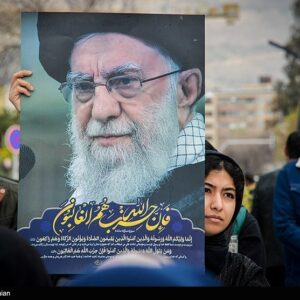 پرچم هدایت رهبر انقلاب بر زمین نمی‌افتد