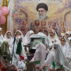 اجرای سرود «اینجا ایرانه» توسط دانش آموزان قوچانی در جشن تکلیف