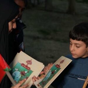 اهدای بسته فرهنگی کانون پرورش فکری به کودکان آسیب‌دیده از جنگ
