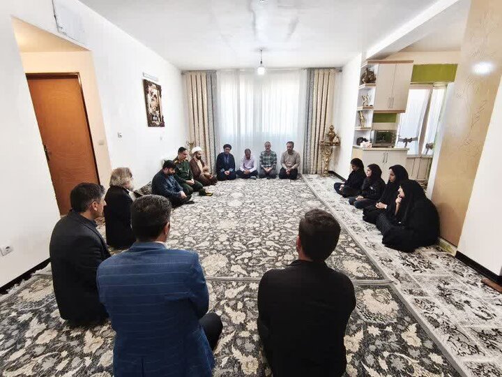 تجلیل مسئولان سپاه لرستان از خانواده شهید «بهزاد دالوند» تجلیل مسئولان سپاه لرستان از خانواده شهید «بهزاد دالوند»