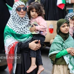 تهران زیر آتش بود اما چراغ یک خانه روشن ماند