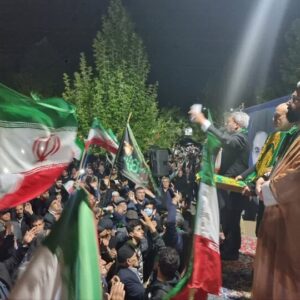 جشن زندگی در کنار حماسه مردمی؛ عروس و داماد در تجمع فاضل‌آباد