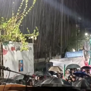 جلوه هایی از حضور باشکوه شبانه مردم میاندوآب در میدان زیر بارش باران
