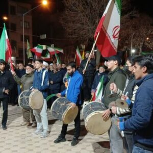 دمام‌زنی و سنج‌کوبی جوانان بیجاری در اجتماع مردمی