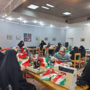 دوخت «پرچم عشق» در اتاقی کوچک با دلهای بزرگ/ تمرین سرمشق همدلی و اتحاد