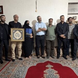 دیدار جمعی از اهالی ورزش و سینما با خانواده شهدای دانش‌آموز میناب