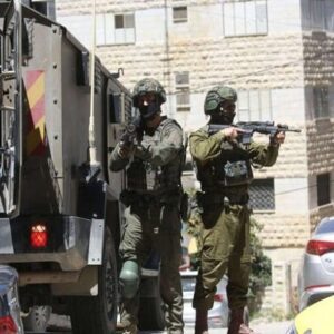 زخمی شدن دو فلسطینی و اسیر شدن یک نفر در جنوب کرانه باختری