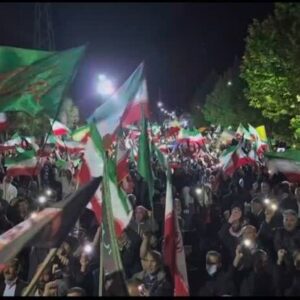 شعار امشب مردم: «سپاه صاحب زمان، دست خدا یارتان»