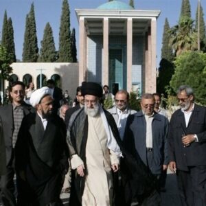 فیلمی از حضور رهبر شهید بر مزار "پیامبر شعر فارسی"