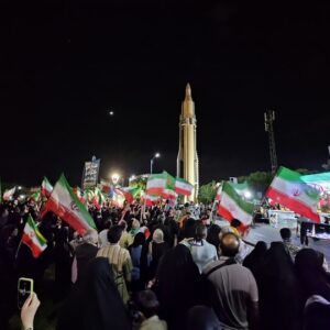 مردم دارالعباده یزد در موج ۵۲ حماسه‌آفرینی میزبان موشک‌ «قدر» شدند