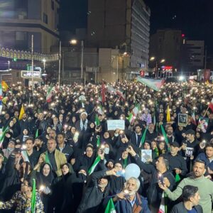 همخوانی مردم کرمان: پای این پرچم تا ابد هستیم