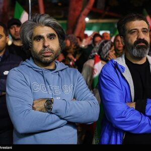 پاتوق هنرمندان در باغ فردوس؛ شبی پرنور با چای، موسیقی و روایت
