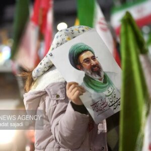 پرچم داری دختر بچه کرمانی در کف میدان آزادی کرمان