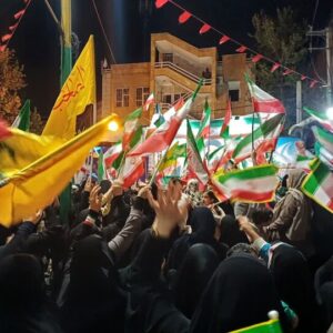 پرچم‌های برافراشته خرم‌آبادی‌ها و فریاد «استقلال، آزادی،جمهوری اسلامی»