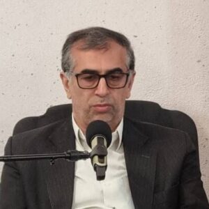 کارگران در خط مقدم جبهه تولید ایستاده اند