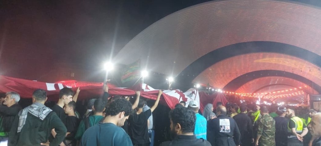 برافراشته شدن بزرگترین و بلندترین پرچم سرخ حسینی در مسیر نجف-کربلا