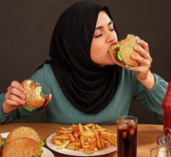 پرخوری عصبی در دختران نوجوان چه ارتباطی با عوامل روانی دارد؟