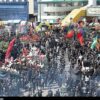 حرکت دسته عزاداری شهادت امام رضا (ع) به سمت بیت رهبر شهید