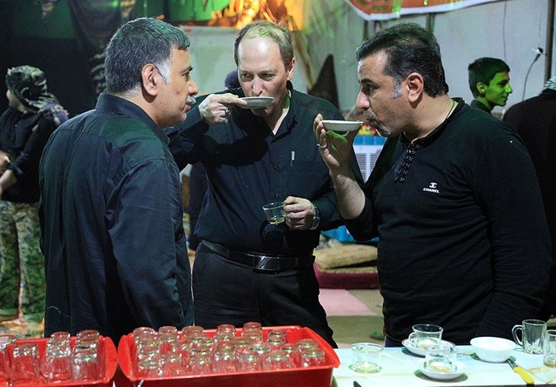 شوخی علی سلیمانی، اشک 16 خارجی در جاده کربلا؛ روایتی که هنوز تمام نشده شوخی علی سلیمانی، اشک 16 خارجی در جاده کربلا؛ روایتی که هنوز تمام نشده