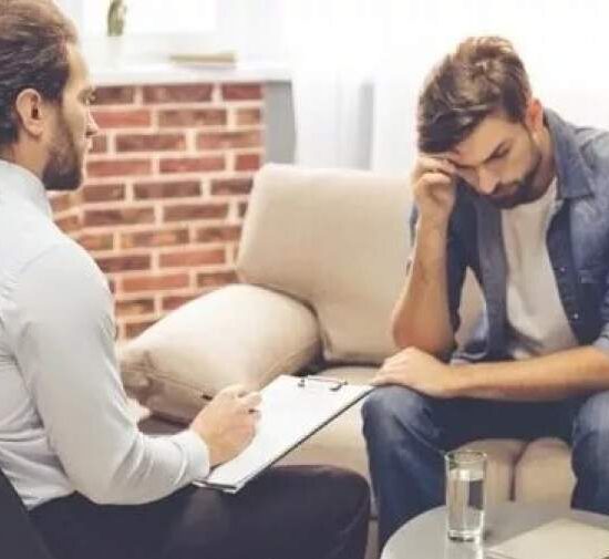 این جمله‌ها را به فرد مضطرب نگویید؛ حالش را بدتر می‌کند