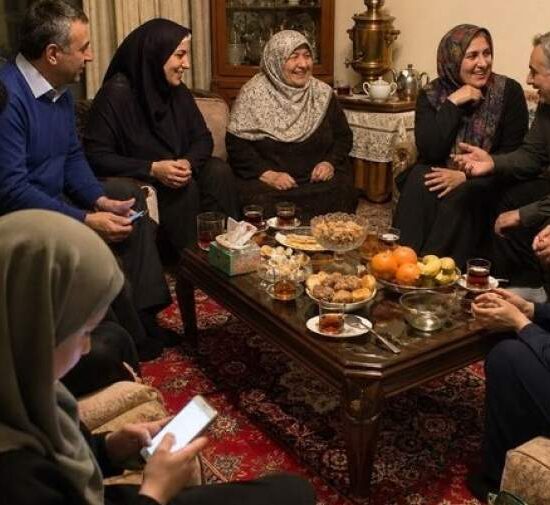 چرا گوشی هوشمند جای خاطره‌سازی خانوادگی را گرفته است؟!