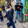 کودکانی که «دست‌بزن» دارند؛ چگونه با این مشکل برخورد کنیم؟